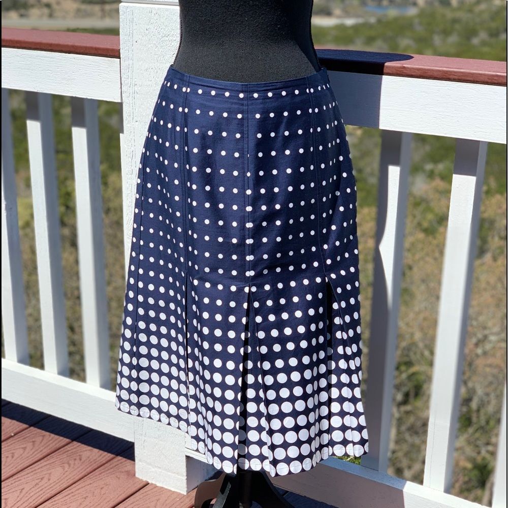 𝅺Jones New York Blue‎ and a White Polka Dot skirt